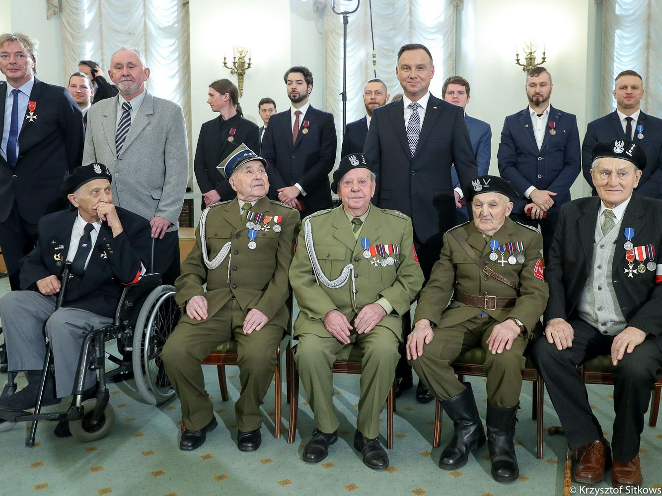 Prezydent Andrzej Duda wraz z odznaczonymi i weteranami (Stefan Kownacki – drugi od prawej w pierwszym rzędzie).